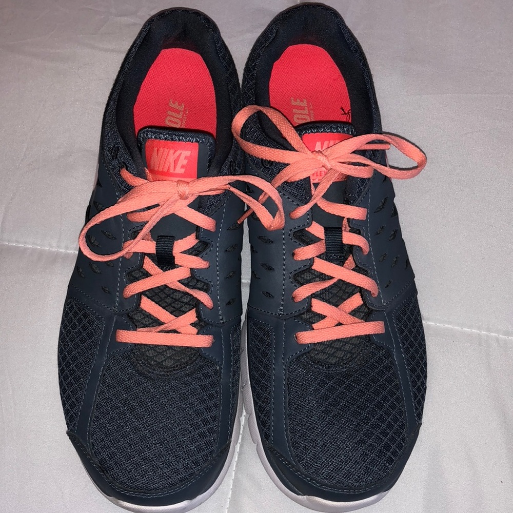 Women’s Nike tennis shoes